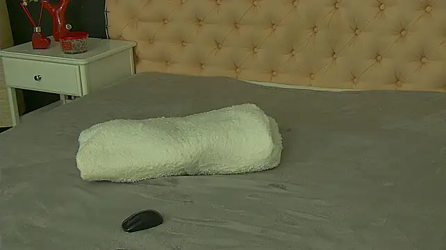 NewLuxxy live cam on StripChat