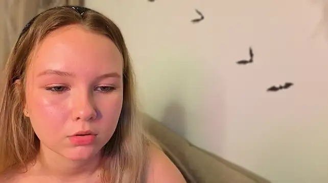 queenneee (F teen) - remove the top