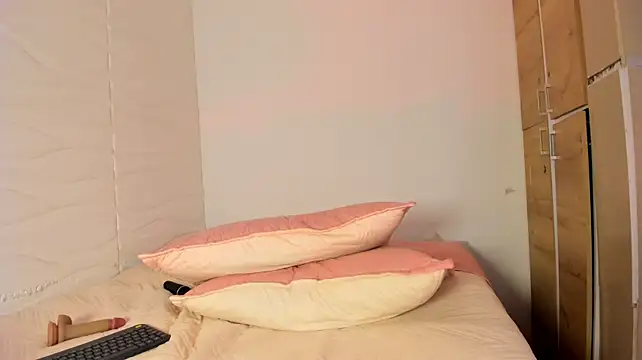 MiaaBlondie_ live cam on StripChat