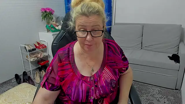 Frau_Marta live cam on StripChat