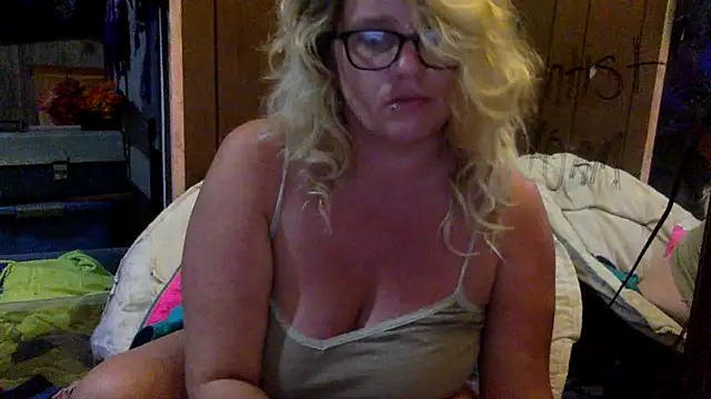 TrashleyRosebud live cam on StripChat