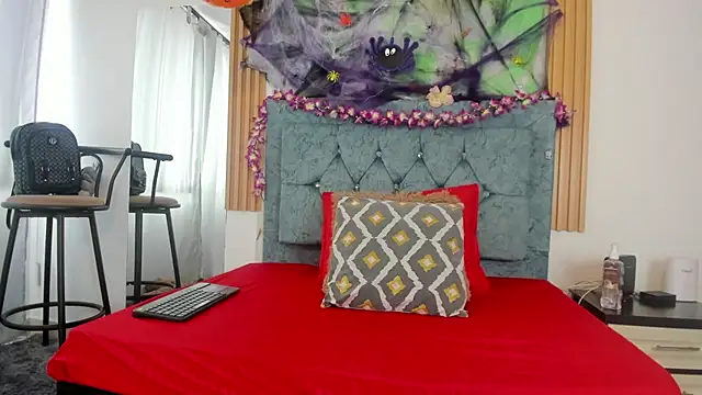 lorethablaze live cam on StripChat
