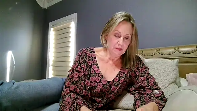 Lisaisluscious live cam on StripChat