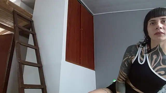 Emilia_1995 live cam on StripChat
