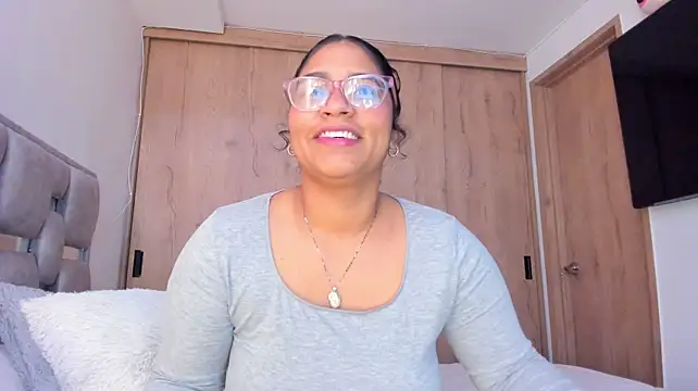 Vickyy30_ live cam on StripChat