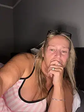 Blondnboujee53