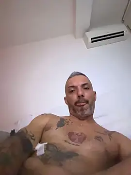 Italmanu85 live cam on StripChat