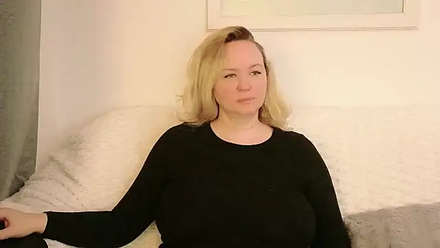 Sarah4you live cam on StripChat