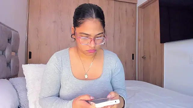 Vickyy30_ live cam on StripChat