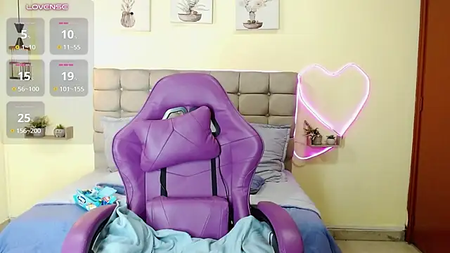 _naomi_s live cam on StripChat