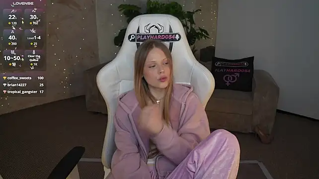 Charlotte_Dreams live cam on StripChat