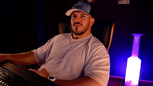 angeloeric (Ask my age) - #daddy #feet #master #muscle #party