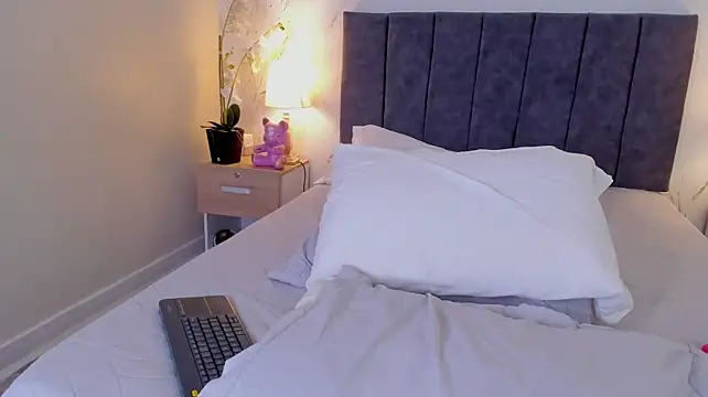 Emilly_Beaumont live cam on StripChat