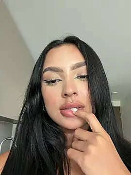 sarawinstone live cam on StripChat