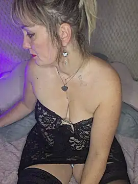 Chatouneee live cam on StripChat