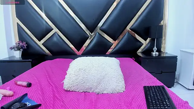 AprilyCrystal2 live cam on StripChat