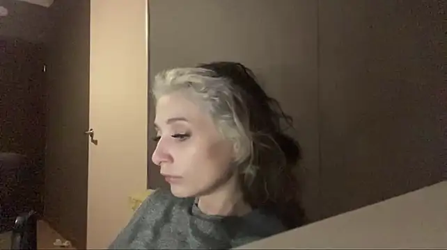 PriscillaOstlie live cam on StripChat