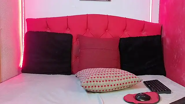 Tiana_Ebony18 live cam on StripChat