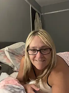 Blondnboujee53 live cam on StripChat