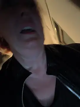 MissSilken live sex cam