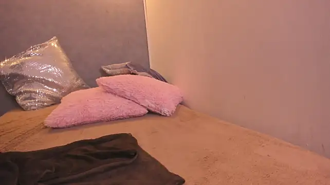 Jenay_Rosse live cam on StripChat