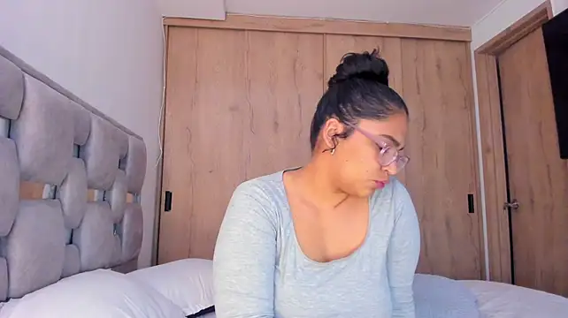 Vickyy30_ live cam on StripChat