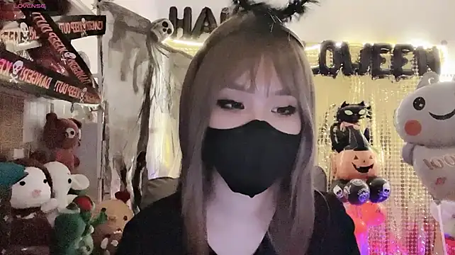 Tieu-May live cam on StripChat