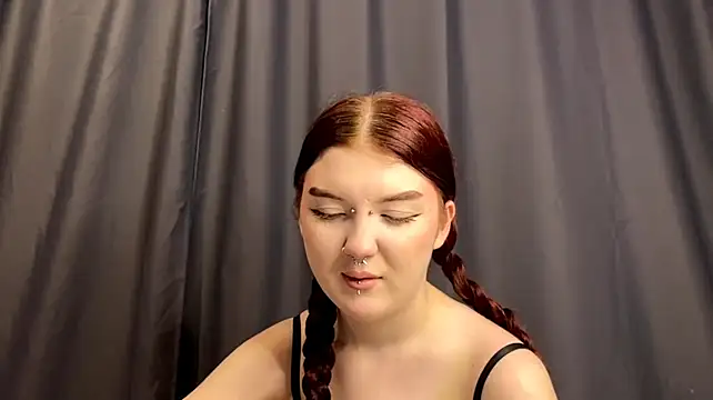 ThuyValentini live cam on StripChat