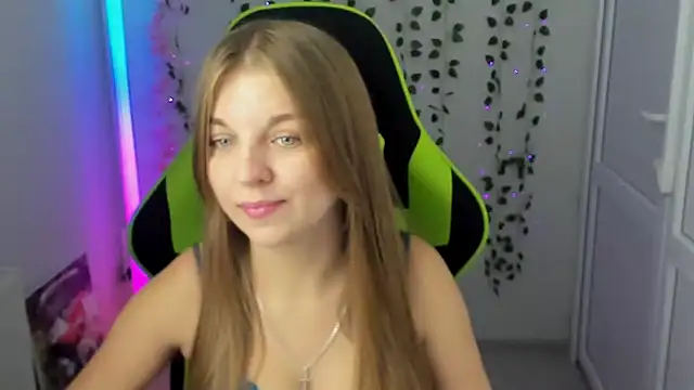 LuckyKinsley live cam on StripChat