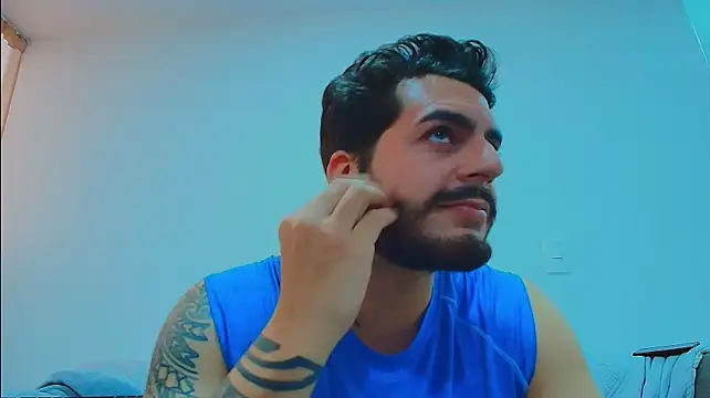 thomas_gun live cam on StripChat