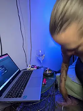 sarahpearlx live cam on StripChat