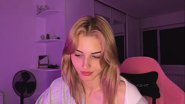 neweva_ live cam on StripChat