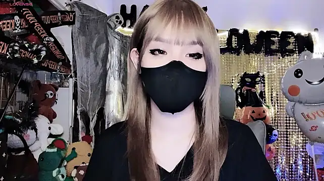 Tieu-May live cam on StripChat