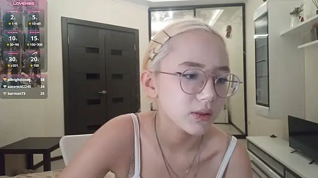 SolvedGlobe live cam on StripChat