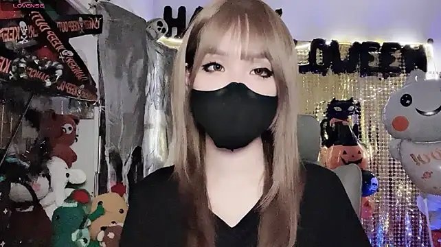 Tieu-May live cam on StripChat