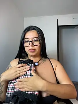 Devilsweet17 live cam on StripChat