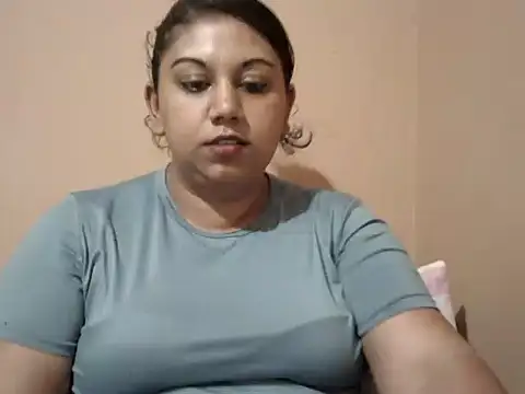 bellachow10 live cam on StripChat