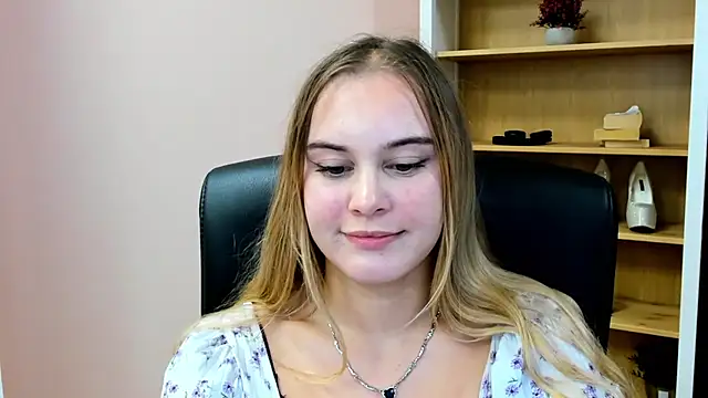 kitty_valeria live cam on StripChat