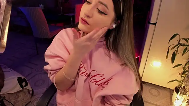 Sserendipityy live cam on StripChat
