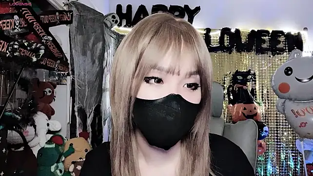 Tieu-May live cam on StripChat