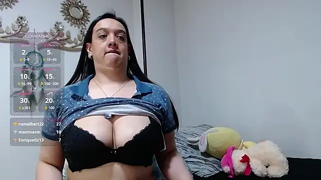 Loryn-lu live cam on StripChat