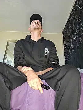 Matthew_204 live cam on StripChat