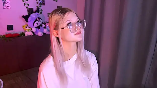 lunessath live cam on StripChat