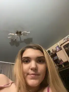 FlirtyLolaa live cam on StripChat