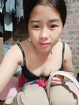 HeresThuy22 live cam on StripChat