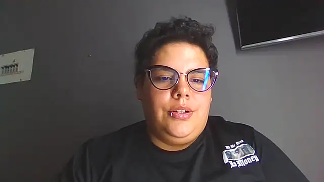 Hailey_Curvy