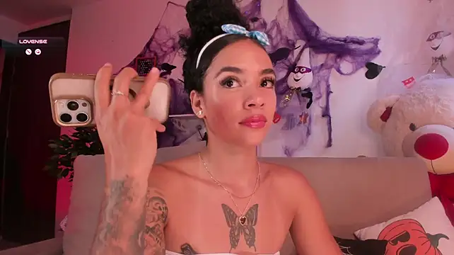 pretty_pettite live cam on StripChat