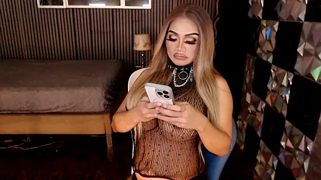 PrettyHorseCockTrans live cam on StripChat
