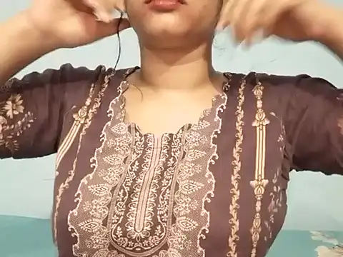 Adhiti_1 live cam on StripChat