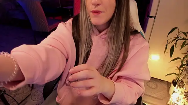 Sserendipityy live cam on StripChat